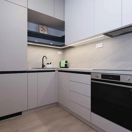 Metropolis- Brand New With Free Parking Apartment *