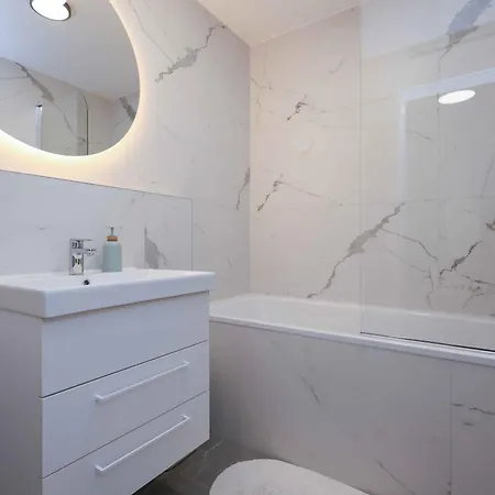 Apartment Metropolis- Brand New With Free Parking