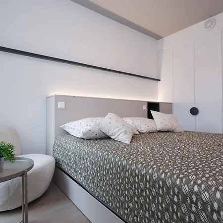 Metropolis- Brand New With Free Parking Apartamento