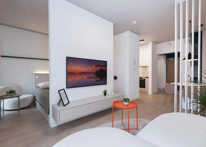 Metropolis- Brand New With Free Parking Appartement *