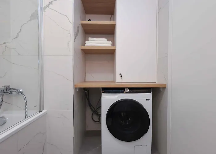 Metropolis- Brand New With Free Parking Appartement *