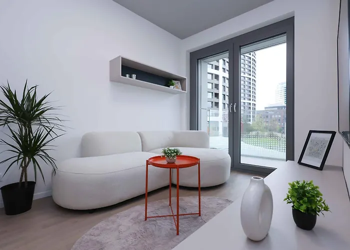 Metropolis- Brand New With Free Parking Apartment *