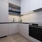 Metropolis- Brand New With Free Parking Lägenhet *