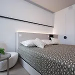 Metropolis- Brand New With Free Parking Lägenhet